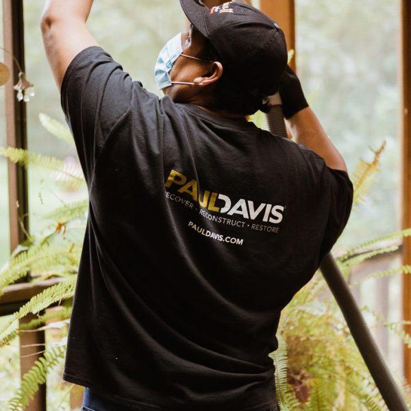 worker-cleaning-windows-with-hose-in-paul-davis-shirt worker-cleaning-windows-with-hose-in-paul-davis-shirt